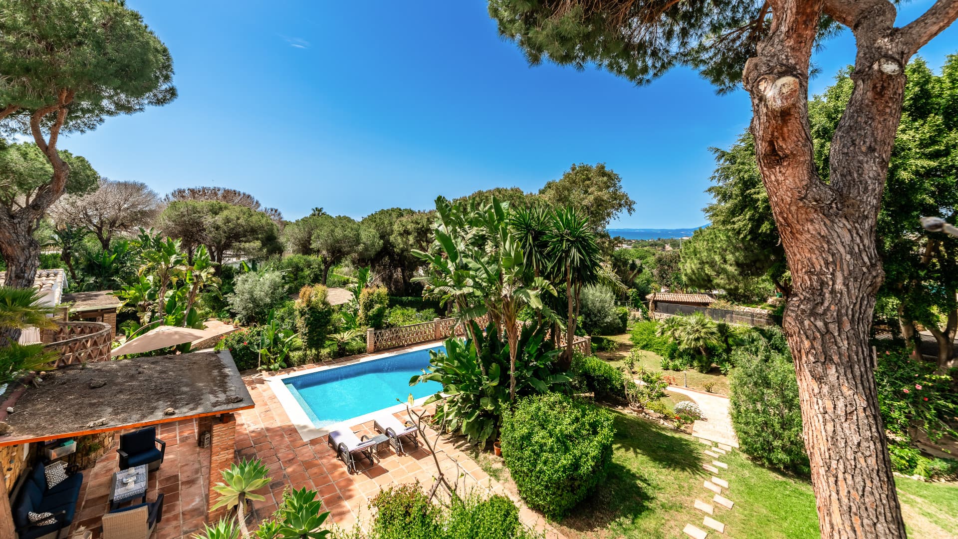 Charmante Villa mit 7 Schlafzimmern in Prime Elviria, Marbella Ost mit Meerblick — photo 1