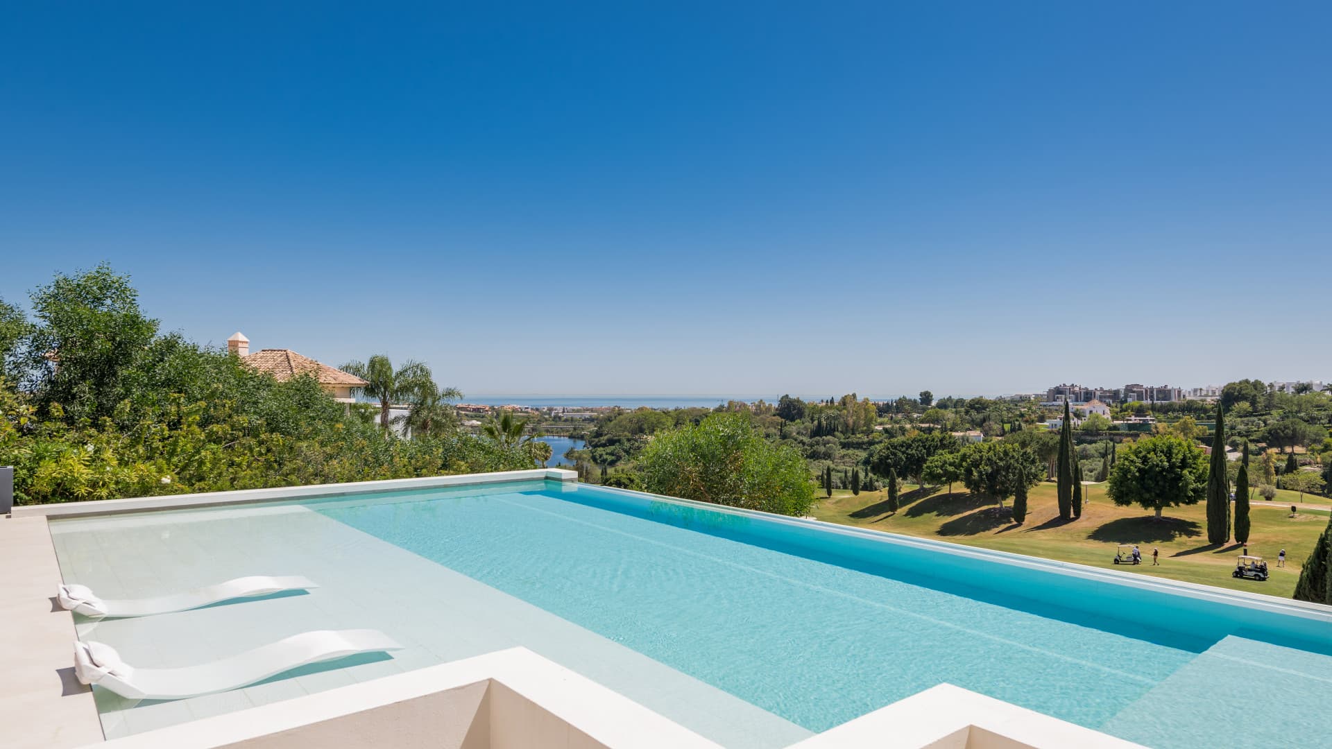 Luxury Front Line Golf Villa mit Panoramablick in Los Flamingos, Benahavis — photo 1