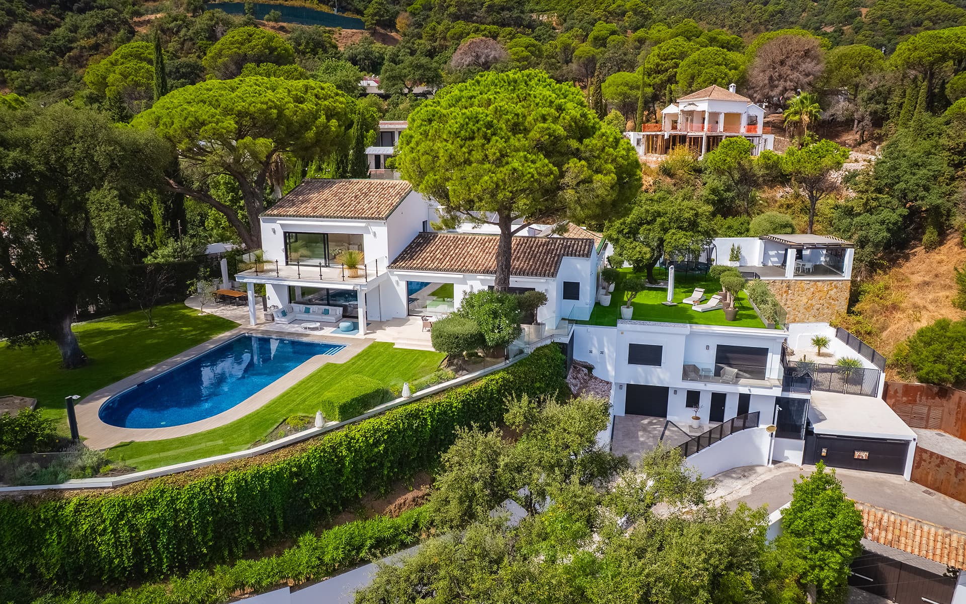 Prachtige gerenoveerde villa met gastenverblijf en panoramisch uitzicht in El Madroñal, Benahavis — photo 1