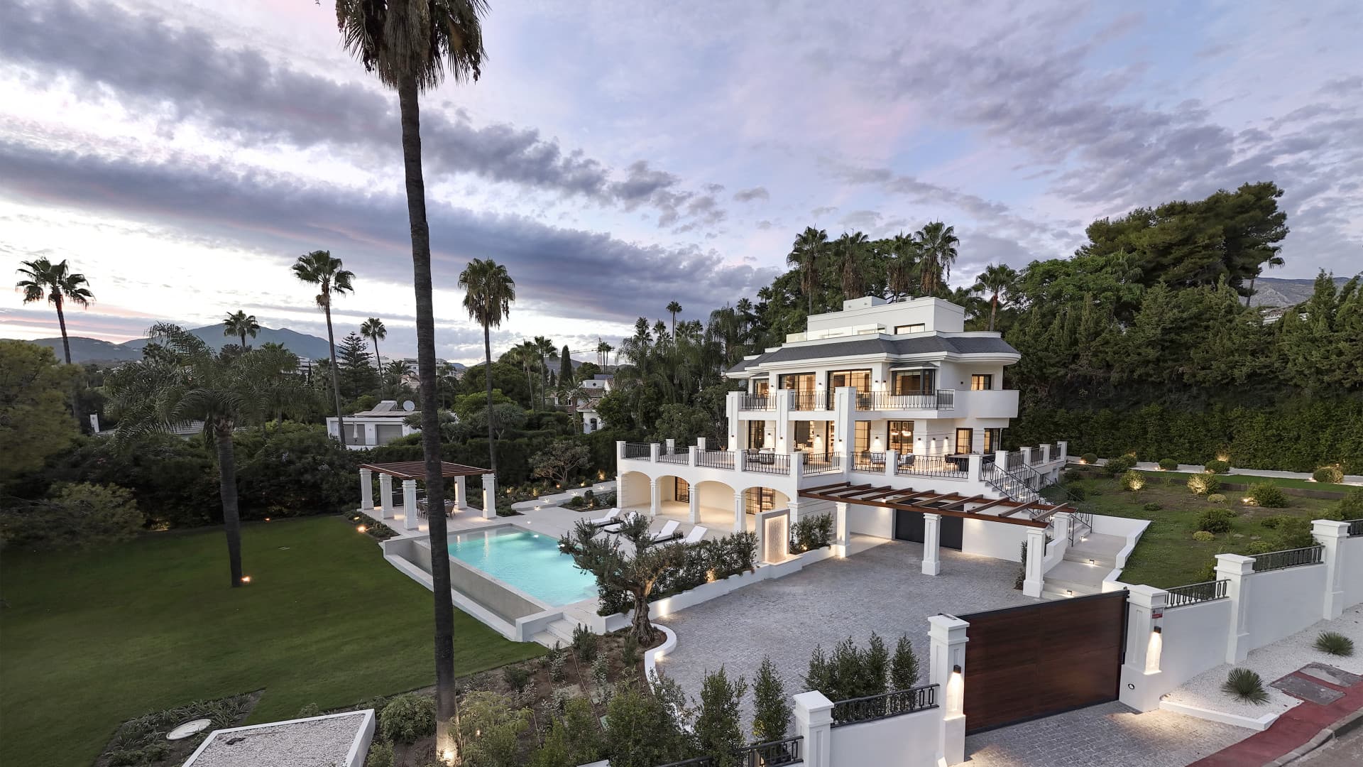 Prachtige villa met zes slaapkamers in Parcelas del Golf, Marbella — photo 1