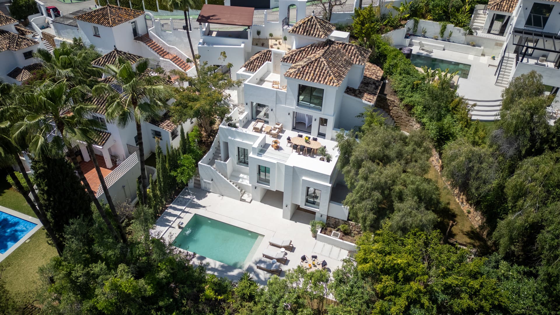 Moderne Villa mit 6 Schlafzimmern mit andalusischem Charme in Los Naranjos Hill Club, Marbella — photo 1