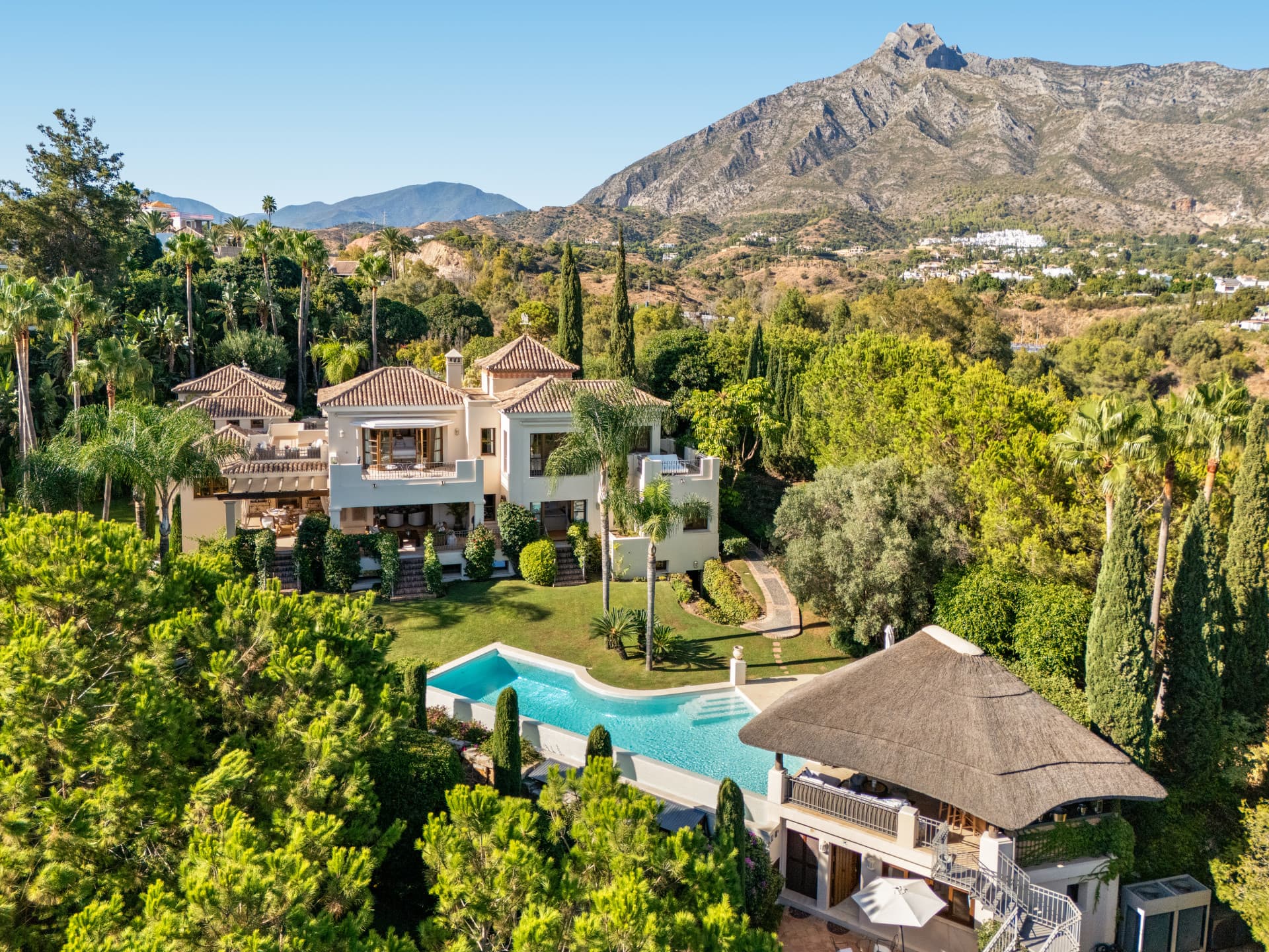 Elegante Villa andaluza con vistas panorámicas en la Milla de Oro de Marbella — photo 1