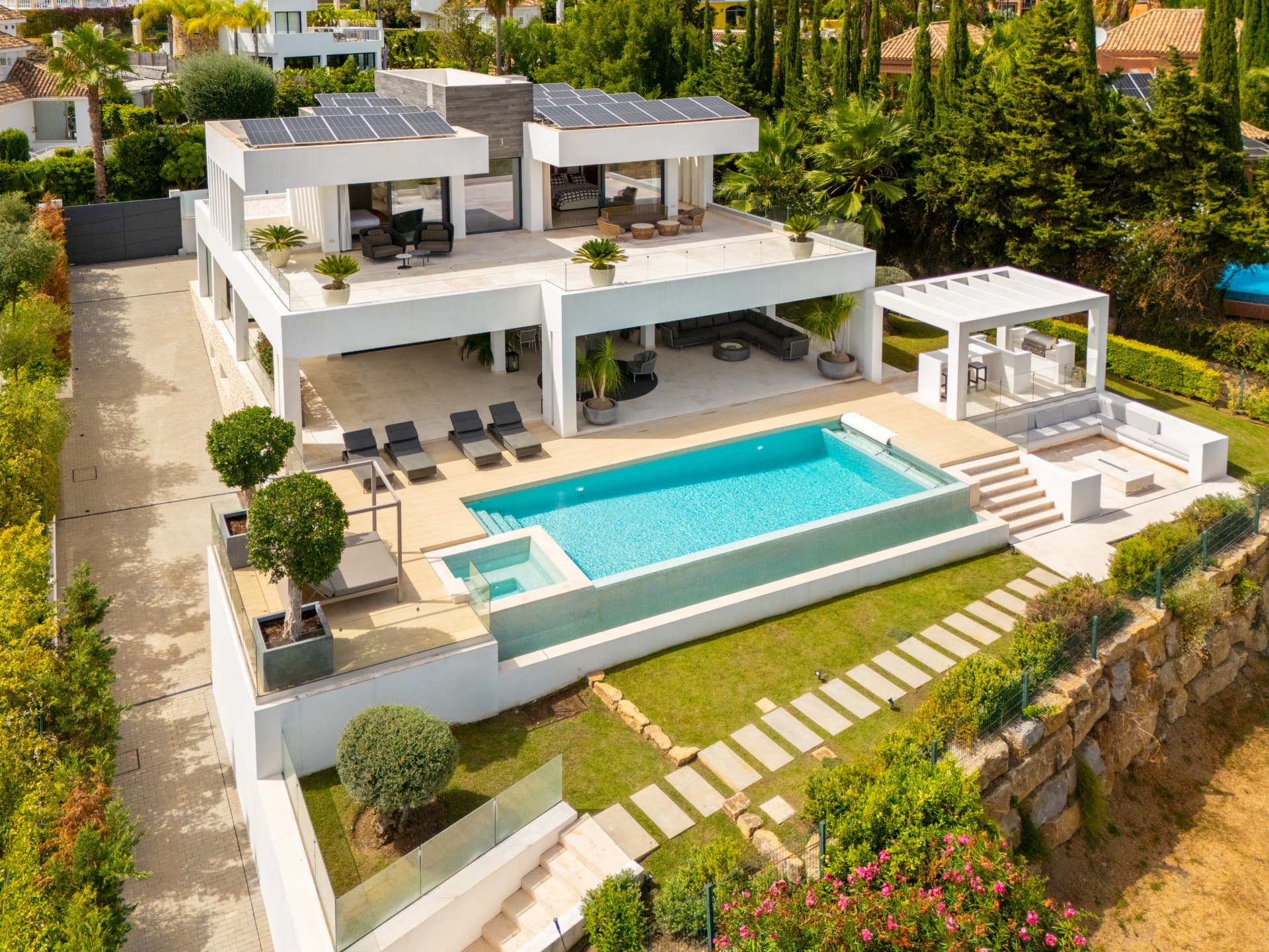 Contemporary Front Line Golf Villa in Nueva Andalucia, Marbella — photo 1