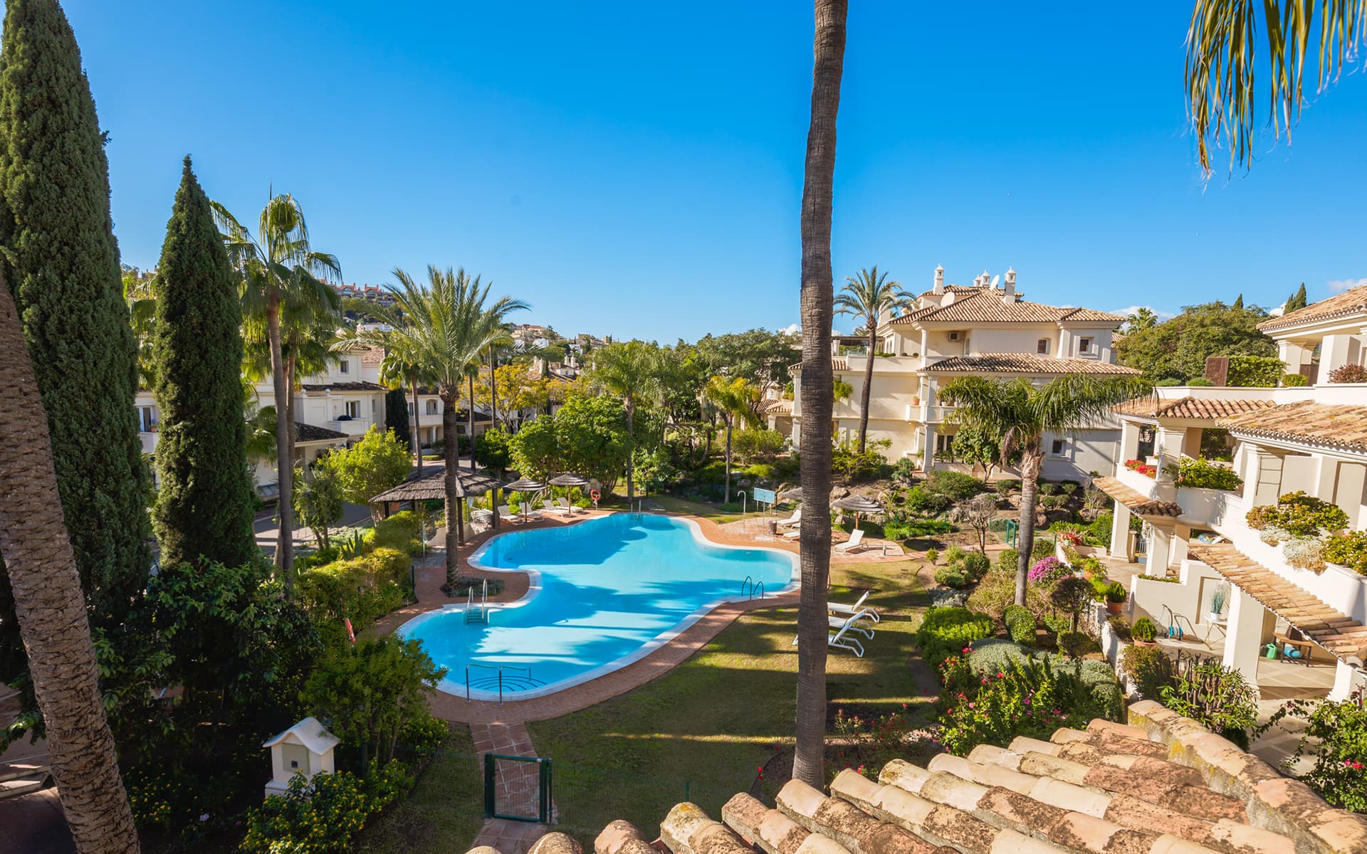Buitengewoon Zuidwestelijk Gezicht Duplex Penthouse in Las Alamandas, Nueva Andalucia — photo 1