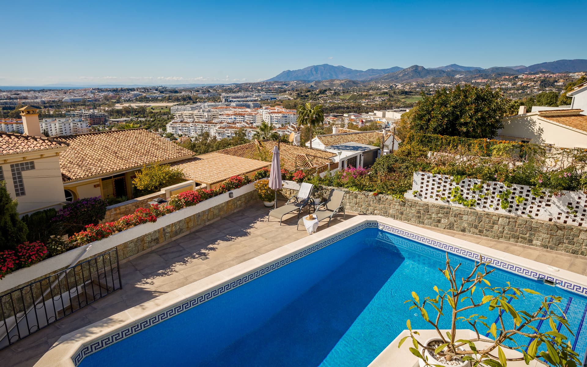 Charmante villa met vier slaapkamers met panoramisch uitzicht op zee en de bergen in Nueva Andalucia, Marbella — photo 1