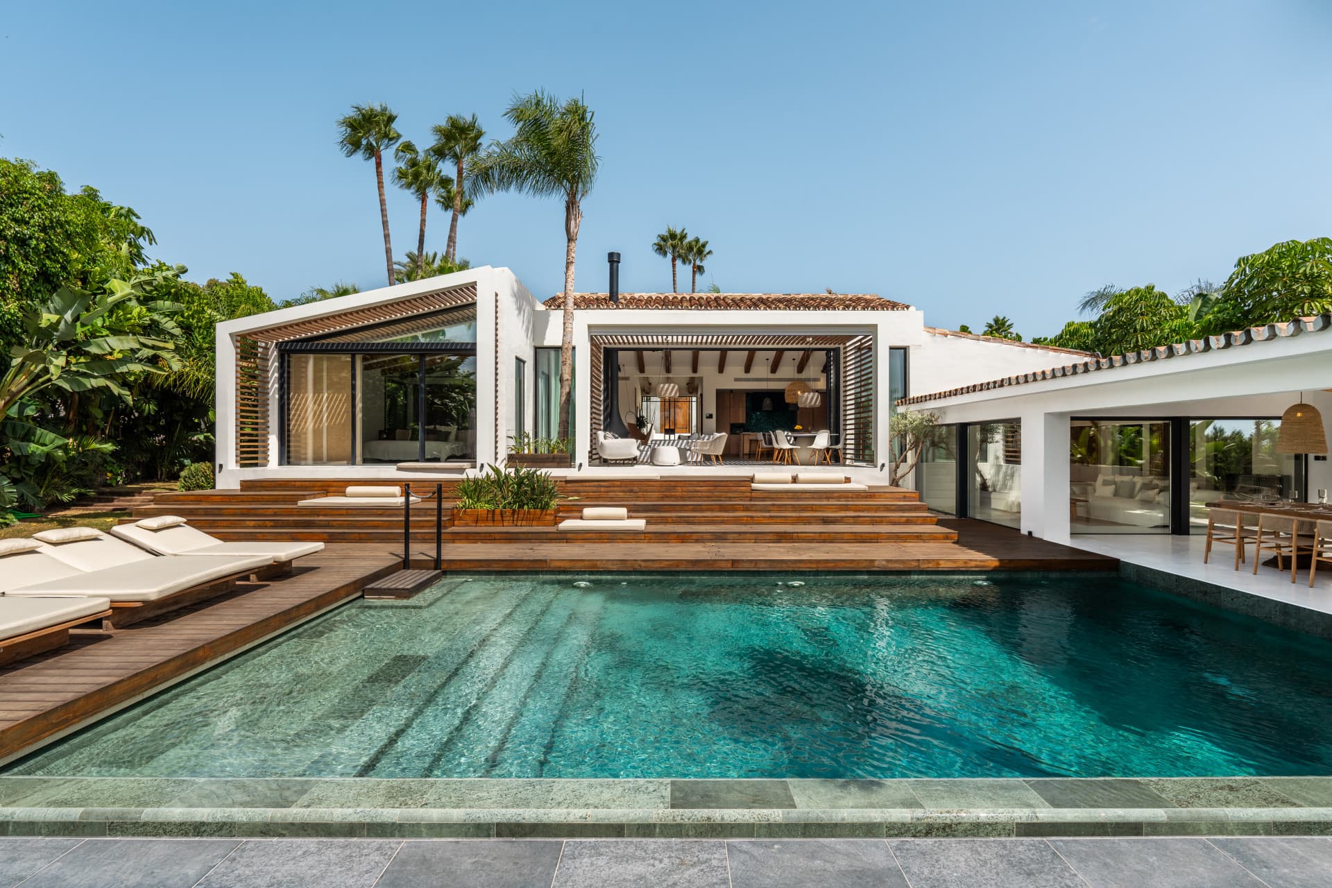 Luxury Front-Line Golf Villa in Nueva Andalucía, Marbella — photo 1
