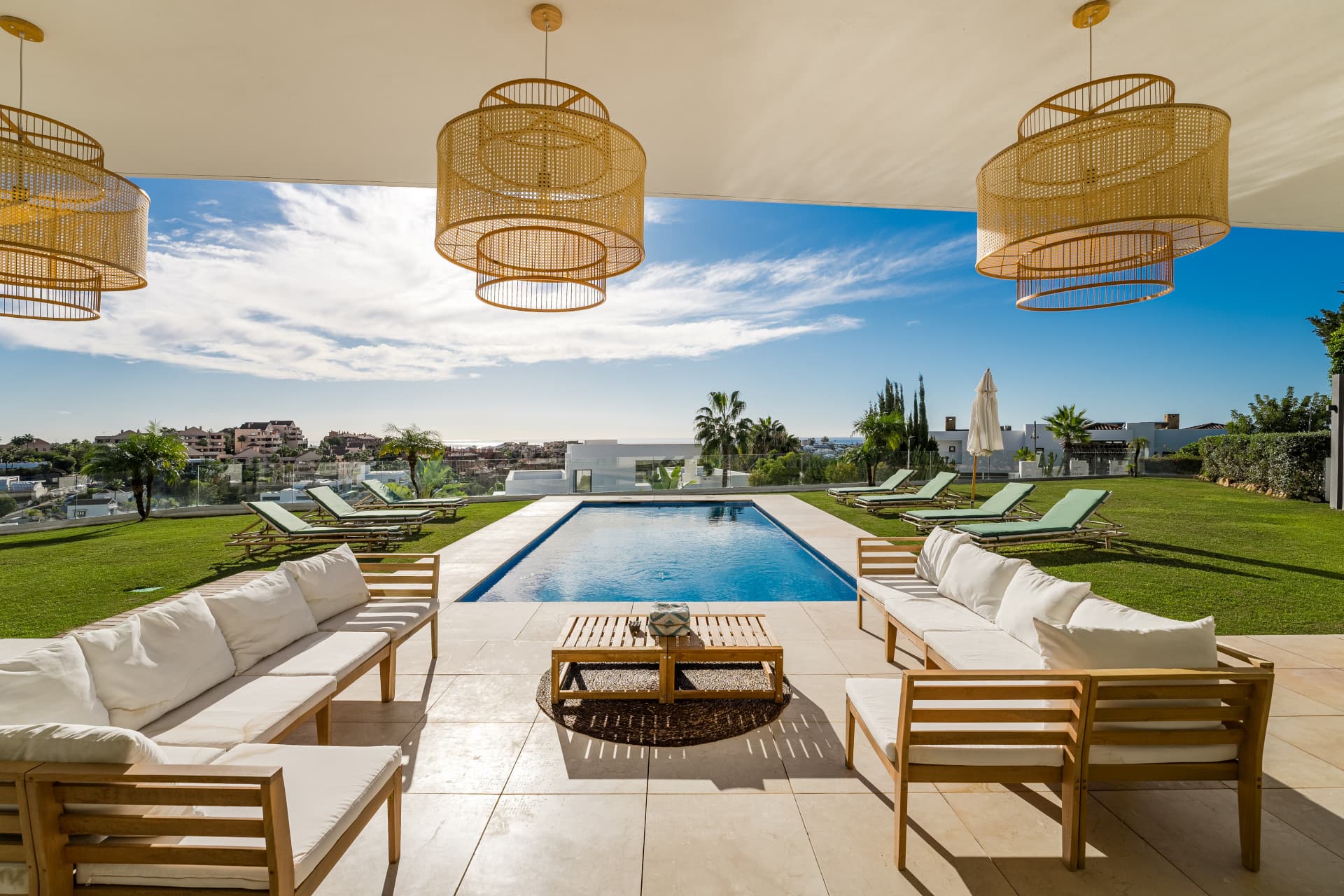 Opulent Villa mit fünf Schlafzimmern in Benahavis mit Panorama Ansichten — photo 1
