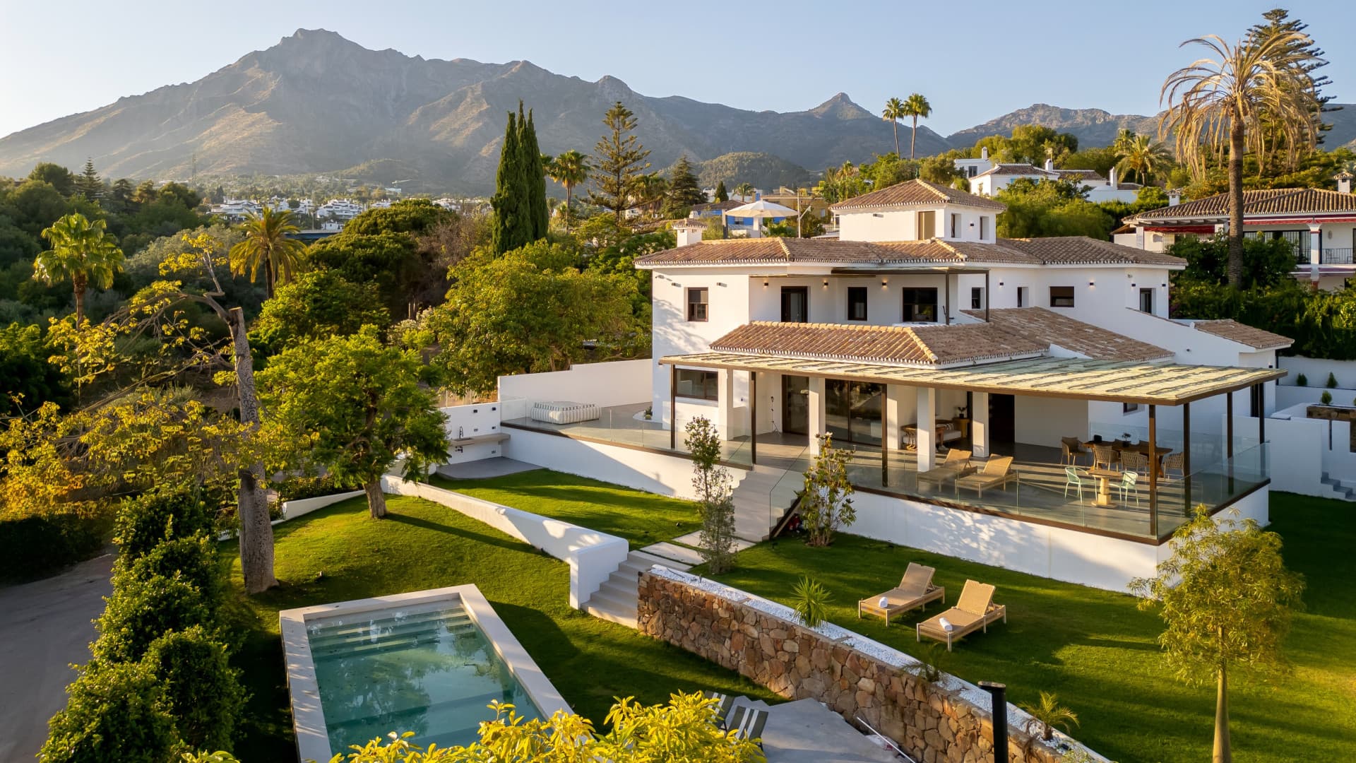 Luxuriöse Boho Chic Villa in Marbellas Goldene Meile — photo 1