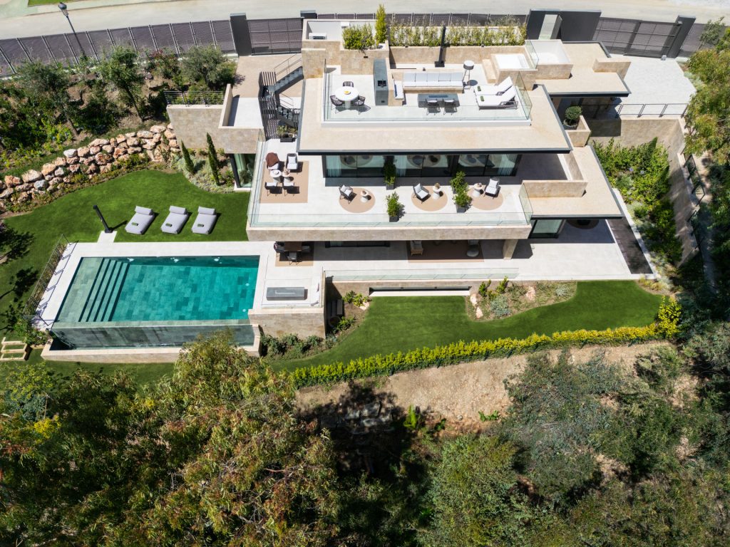 A partir de 2025, la Golden Visa en España desaparecerá. Descubre cómo este cambio afectará el mercado inmobiliario en la Costa del Sol y sus alternativas.
