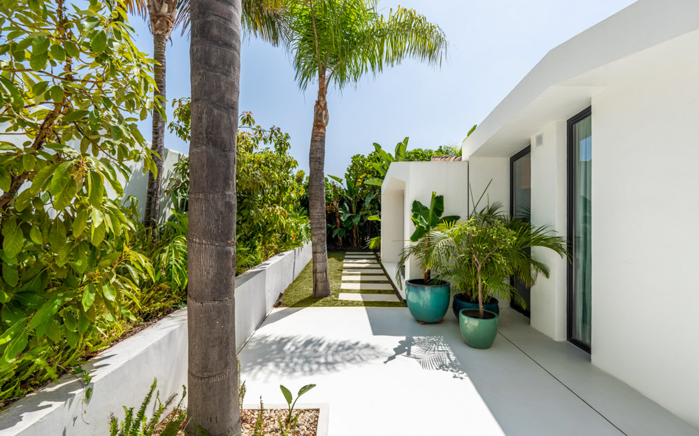 Trends in architecture and design for luxury homes in 2025