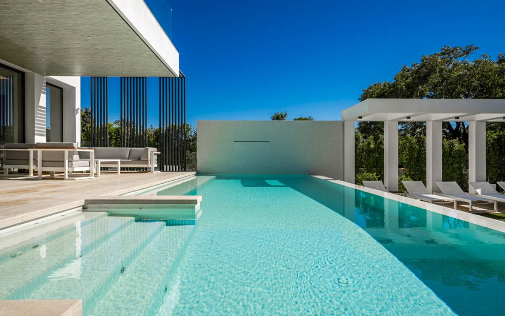 Buying villas in the New Golden Mile of Estepona