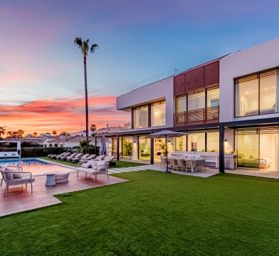 Villa Beach Side New Golden Mile, Estepona East - COSTA-00513P